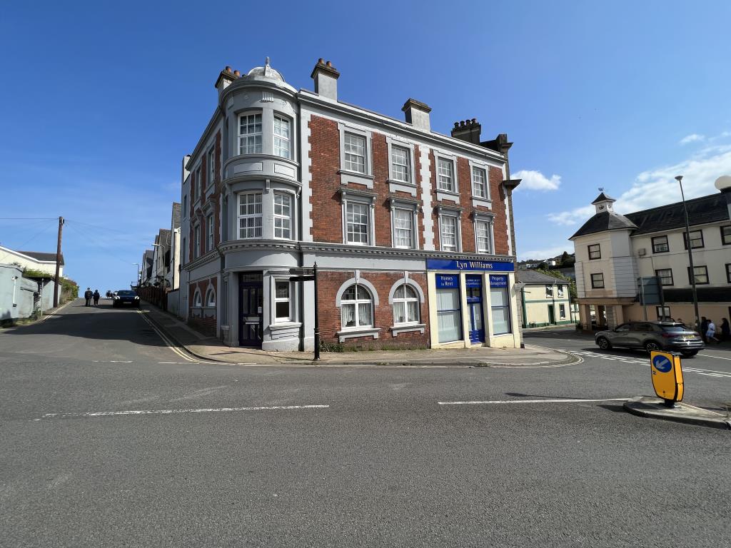 Lot: 76 - PARTIALLY REFURBISHED STUDIO FLAT FOR COMPLETION - General photo of the whole building